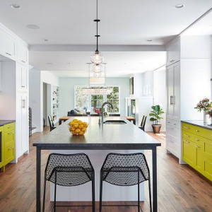 کابینت زرد و سفید ام دی اف مات در دکوراسیون آشپزخانه نئوکلاسیک بزرگ