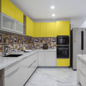 کابینت زرد و سفید ام دی اف مات در دکوراسیون آشپزخانه مدرن ال شکل