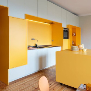 کابینت زرد و سفید ام دی اف مات در دکوراسیون آشپزخانه مدرن بزرگ جزیره دار