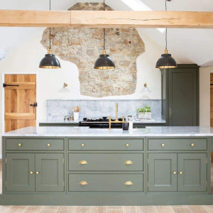 کابینت سبز سیج ام دی اف مات در آشپزخانه جزیره دار بزرگ