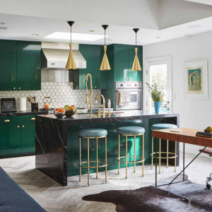 کابینت سبز تیره های گلاس ام دی اف در آشپزخانه مدرن با کاشی بین کابینتی سفید و روکابینتی مشکی