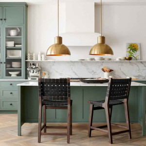 کابینت سبز سیج در آشپزخانه نئوکلاسیک جزیره دار با بین کابینی و روکابینتی سفید مرمر