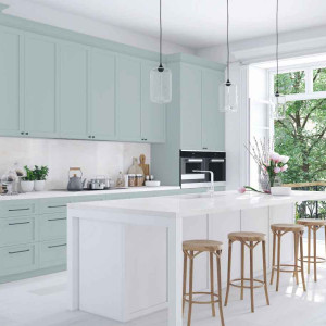 کابینت سبز نعنایی روشن ام دی اف روشن در آشپزخانه نئوکلاسیک جزیره دار بزرگ با بین کابینتی و روکابینتی سفید