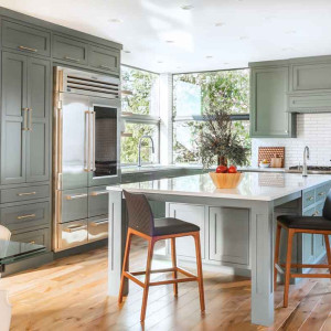 کابینت سبز سیج ام دی اف مات در آشپزخانه نئوکلاسیک جزیره دار