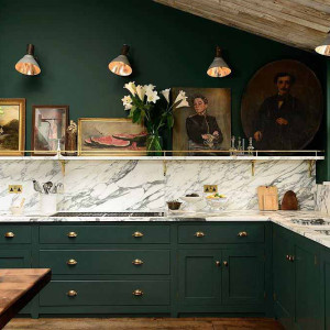 کابینت سبز تیره ام دی اف مات در آشپزخانه با روکابینتی و بین کابینتی سنگی مرمر سفید
