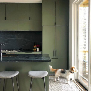 کابینت سبز زیتونی در آشپزخانه با بین کابینتی و روکابینتی مشکی