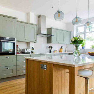 کابینت سبز و قهوه ای ام دی اف مات در آشپزخانه نئوکلاسیک جزیره دار