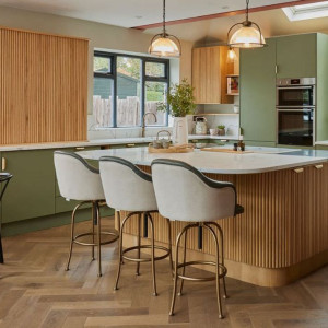 کابینت سبز و قهوه ای ام دی اف مات در آشپزخانه مدرن جزیره دار