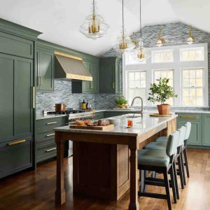 کابینت سبز و قهوه ای ام دی اف مات در آشپزخانه نئوکلاسیک جزیره دار