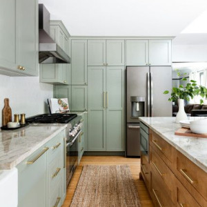 کابینت سبز و قهوه ای ام دی اف مات در آشپزخانه نئوکلاسیک ب روکابینتی سفید