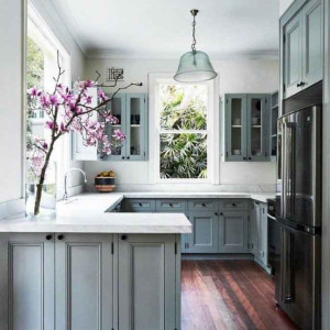 کابینت طوسی روشن ام دی اف مات در آشپزخانه نئوکلاسیک با رو کابینتی سفید