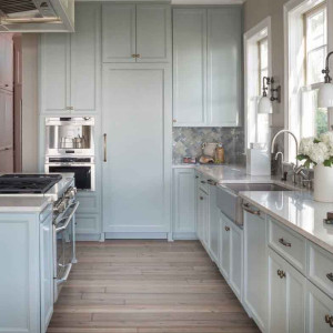 کابینت طوسی روشن ام دی اف مات در آشپزخانه نئوکلاسیک بزرگ با روکابینتی سفید