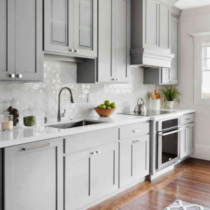 کابینت طوسی روشن ام دی اف مات در آشپزخانه نئوکلاسیک با کاشی بین کابینتی سفید