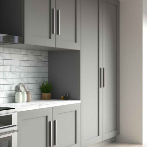 کابینت طوسی تیره ام دی اف مات در آشپزخانه ندوکلاسیک با بین کابینتی آجری سفید