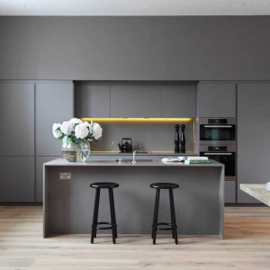 کابینت طوسی تیره یکدست ام دی اف مات در آشپزخانه مدرن بزرگ جزیره دار