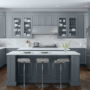 کابینت طوسی تیره ام دی اف مات در آشپزخانه نئوکلاسیک جزیره دار بزرگ با بین کابینتی سفید