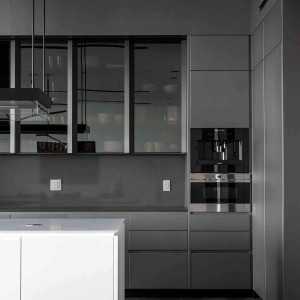 کابینت طوسی تیره ام دی اف مات در آشپزخانه مدرن بزرگ جزیره دار