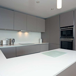 کابینت طوسی روشن ام دی اف مات در آشپزخانه مدرن با بین کابینتی و روکابینتی سفید