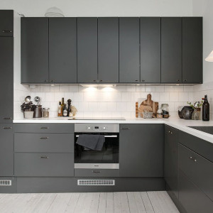 کابینت طوسی تیره ام دی اف مات در آشپزخانه مدرن با کابینت پله ای و بین کابینتی آجری سفید