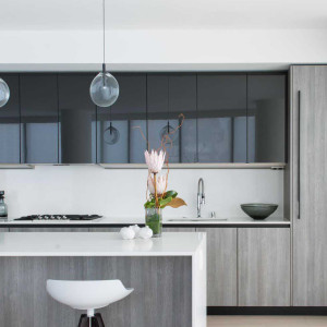 کابینت طوسی و مشکی ام دی اف طرح چوب و های گلاس در آشپزخانه مدرن بزرگ جزیره دار