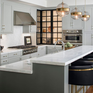 کابینت طوسی روشن ام دی اف مات در آشپزخانه جزیره دار با بین کابینتی سفید