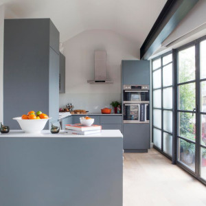 کابینت طوسی تیره ام دی اف مات در آشپزخانه مدرن