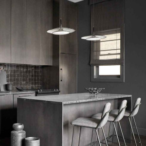 کابینت طوسی تیره یکدست ام دی اف مات در آشپزخانه مدرن جزیره دار با بین کابینتی مشکی