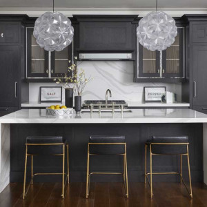 کابینت طوسی تیره ام دی اف مات در آشپزخانه جزیره دار با بین کابینتی سفید