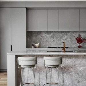 کابینت طوسی روشن ام دی اف مات در آشپزخانه مدرن بزرگ جزیره دار