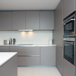 کابینت طوسی روشن ام دی اف مات در آشپزخانه مدرن با بین کابینتی و روکابینتی سفید