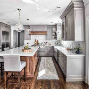 کابینت طوسی قهوه ای رنگ چوب ام دی اف مات در آشپزخانه نئوکلاسیک بزرگ جزیره دار