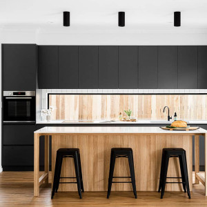 کابینت طوسی قهوه ای رنگ چوب روشن ام دی اف مات در آشپزخانه مدرن جزیره دار