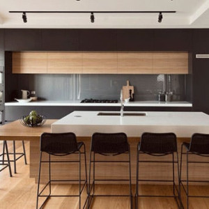 کابینت طوسی قهوه ای رنگ چوب روشن ام دی اف مات در آشپزخانه مدرن جزیره دار با کابینت پله ای