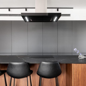 کابینت طوسی قهوه ای رنگ چوب ام دی اف مات در آشپزخانه مدرن جزیره دار