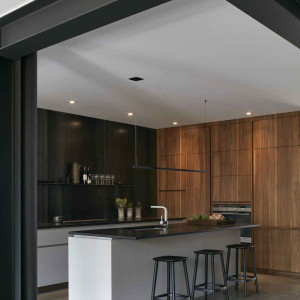 کابینت طوسی قهوه ای ام دی اف مات در آشپزخانه مدرن با جزیره سفیذ