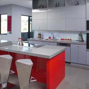 کابینت قرمز و سفید ام دی اف هایگلاس در دکوراسیون آشپزخانه مدرن جزیره دار