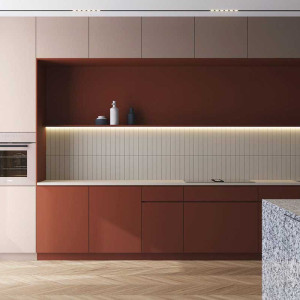 کابینت قرمز و کرم ام دی اف مات در دکوراسیون آشپزخانه مدرن بزرگ با کاشی بین کابینتی سفید