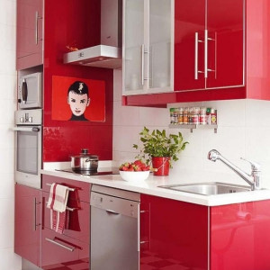 کابینت قرمز سیر ام دی اف هایگلاس در دکوراسیون آشپزخانه مدرن با کاشی بین کابینتی سفید