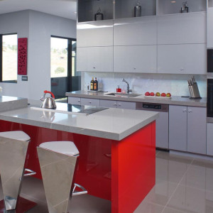 کابینت قرمز سفید ام دی اف هایگلاس در دکوراسیون آشپزخانه مدرن جزیره دار