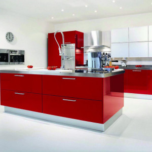 کابینت قرمز سفید ام دی اف هایگلاس در دکوراسیون آشپزخانه مدرن بزرگ جزیره دار
