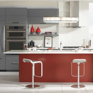 کابینت قرمز و طوسی روشن ام دی اف مات در آشپزخانه مدرن جزیره دار