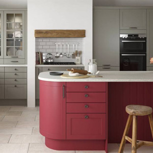 کابینت قرمز و طوسی روشن ام دی اف مات در آشپزخانه نئوکلاسیک جزیره دار