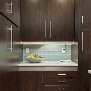 کابینت قهوه ای تیره طرح چوب ام دی اف مات در دکوراسیون آشپزخانه مدرن با کاشی بین کابینتی سبز آبی