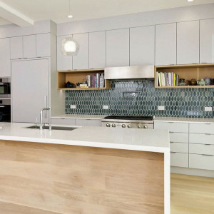 کابینت قهوه ای روشن طرح چوب و کابینت سفید ام دی اف مات در دکوراسیون آشپزخانه مدرن جزیره دار