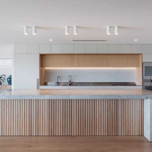 کابینت قهوه ای و سفید ام دی اف مات در دکوراسیون آشپزخانه مدرن با کابینت پله ای و جزیره چوبی