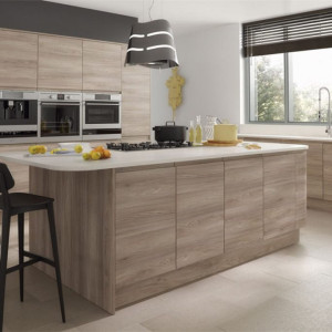 کابینت قهوه ای روشن طرح چوب ام دی اف مات در دکوراسیون آشپزخانه مدرن بزرگ جزیره دار