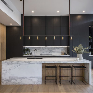 کابینت مشکی ام دی اف مات در دکوراسیون آشپزخانه مدرن جزیره دار با بین کابینتی طرح مرمر سفید