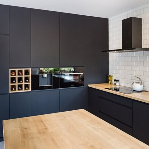 کابینت مشکی ام دی اف مات در دکوراسیون آشپزخانه مدرن با جزیره و پنتری