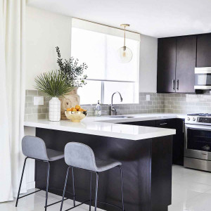 کابینت مشکی ام دی اف مات در دکوراسیون آشپزخانه مدرن اپن با کاشی بین کابینتی طوسی