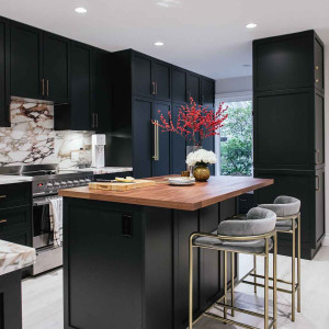 کابینت یکدست مشکی ام دی اف مات در دکوراسیون آشپزخانه نئوکلاسیک بزرگ جزیره دار با بین کابینتی سفید